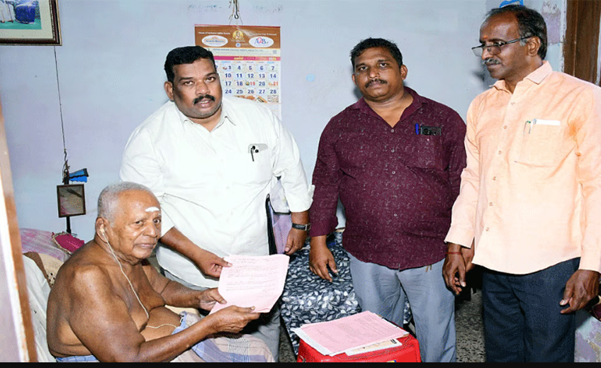 மாற்றுத் திறனாளி, முதியோர்களுக்கு தபால் வாக்கு விண்ணப்பப் படிவம் விநியோகம்!