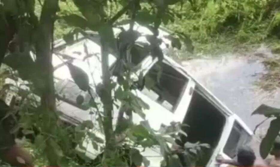 குளத்திற்குள் பாய்ந்த கம்யூனிஸ்ட் கட்சி வேட்பாளரின் பிரசார வாகனம்... அதிர்ச்சி வீடியோ!