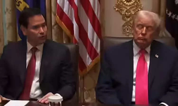 அமெரிக்க மந்திரிசபை கூட்டத்தில் கண்களை மூடி தூங்கிய ட்ரம்ப்... சர்ச்சை வீடியோ!