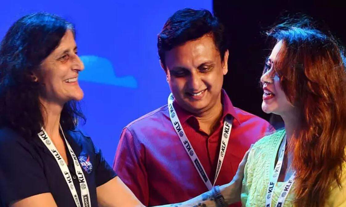 கேரள இலக்கியத் திருவிழா... சுனிதா வில்லியம்ஸுடன் நடிகை பாவனா!