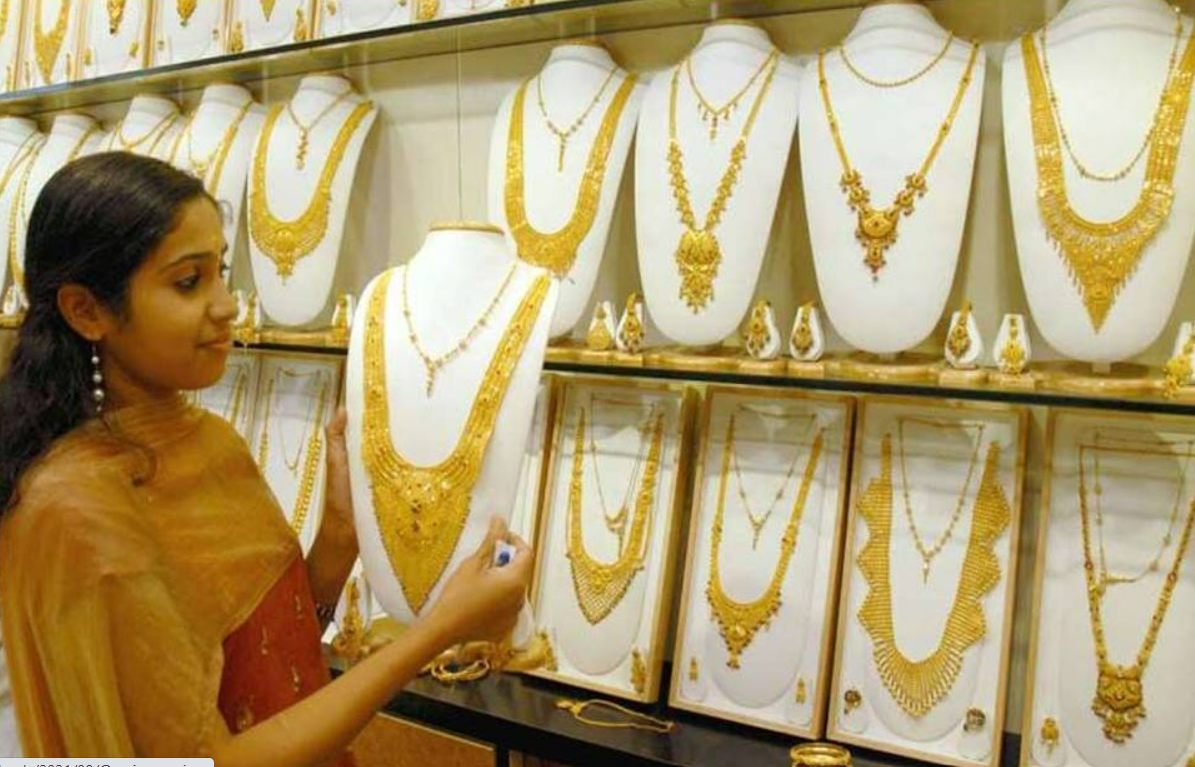 குறையத் தொடங்கிய தங்கத்தின் விலை !! இல்லத்தரசிகள் மகிழ்ச்சி!!