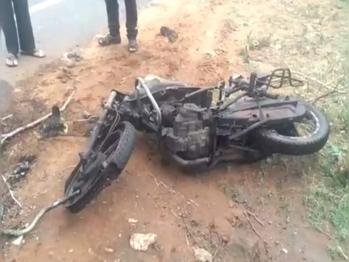 நாய் குறுக்கே வந்ததால் பைக் விபத்து... ஐடிஐ மாணவர் பலி!