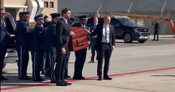 சார்லி கிர்க் உடலைச் சுமந்துசென்ற அமெரிக்க துணை அதிபர்!