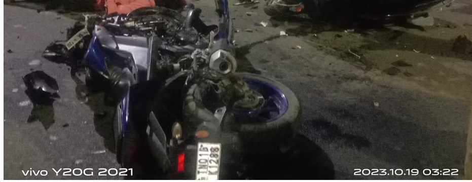 அதிகாலையில் அதிர்ச்சி.. பைக்குகள் நேருக்கு நேர் மோதி 2 பேர் பலி, 2 பேர் கவலைக்கிடம்!!