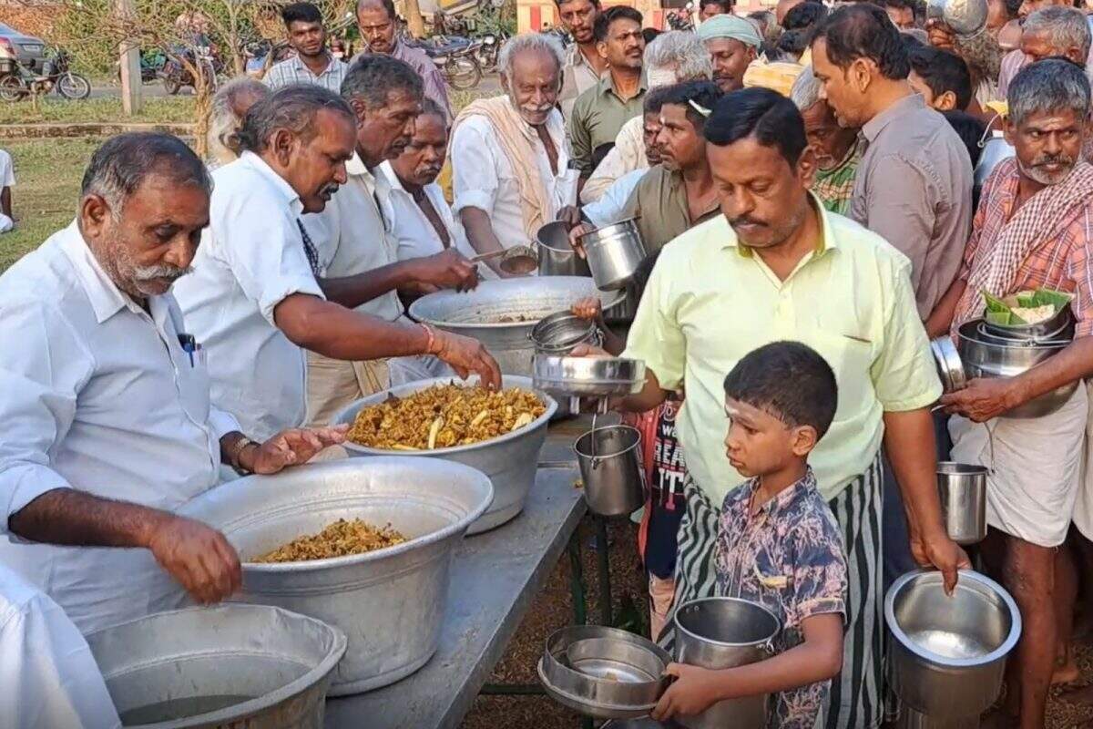 50 ஆடுகள், 150 மூட்டை அரிசி.. சுடச்சுட கறி விருந்து... ஆண்கள் மட்டுமே பங்கேற்ற கோயில் விழா!