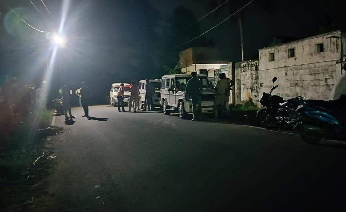 அமைச்சருக்கு சொந்தமான நிறுவனத்தில் சந்தன கட்டைகள் பதுக்கல்... தமிழக வனத்துறை விசாரணை !