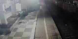 பகீர் சிசிடிவி புட்டேஜ்!! மனைவியை ஓடும் ரயில் முன் தள்ளி படுகொலை செய்த கணவன்!!