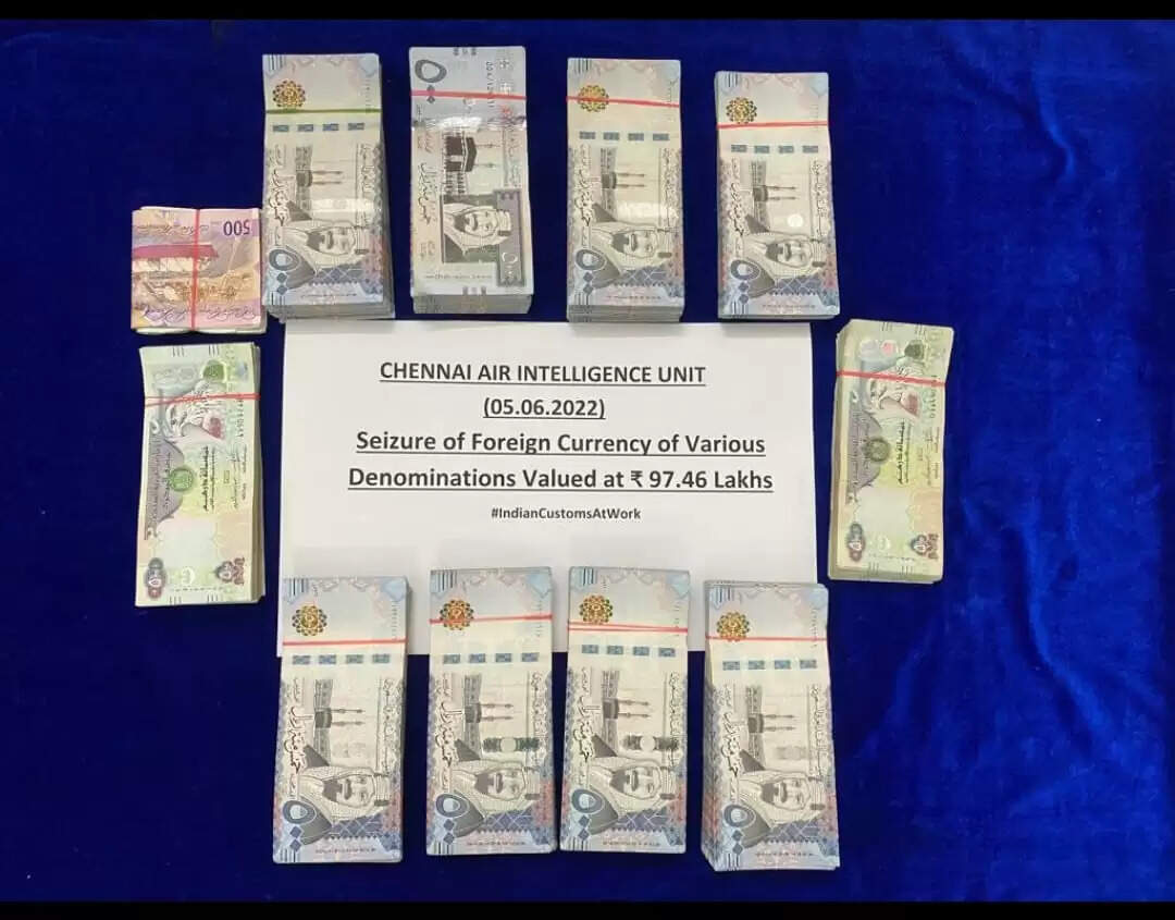 கடத்த முயன்ற ரூ 1,17,00,000 ஹவாலா பணம் !! சென்னை விமான நிலையத்தில் பரபரப்பு!!