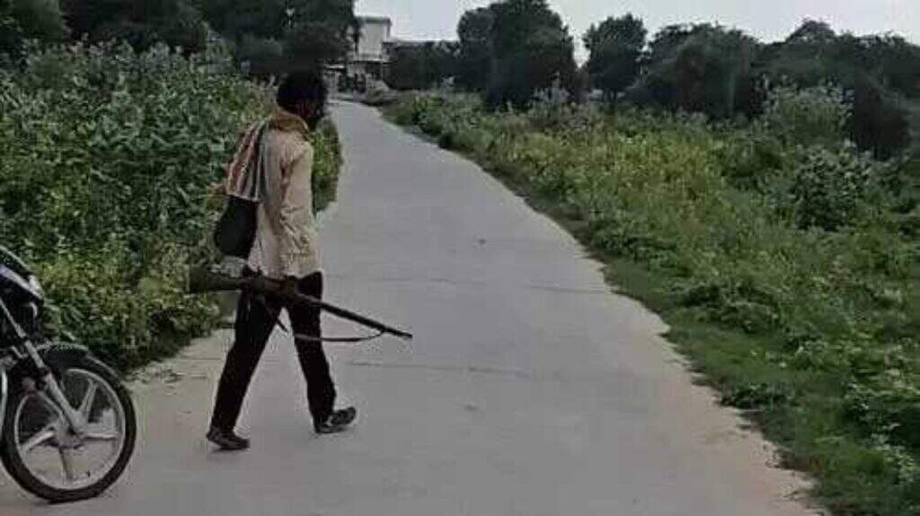 வைரலாகும் வீடியோ... அடுத்தடுத்து 25 நாய்கள்... கையில் துப்பாக்கியுடன் வெறித்தனமாக சுட்டுக் கொன்ற நபர்!