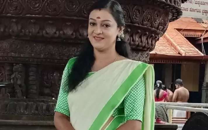 பிரபல நடிகை தூக்கிட்டு தற்கொலை!! ரசிகர்கள் அதிர்ச்சி!!