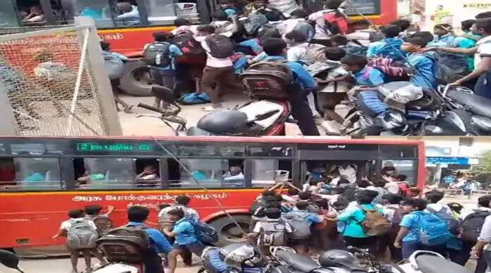 “உசுரு போனா தான் நடவடிக்கை எடுப்பாங்க...” அரசு பேருந்திலிருந்து கீழே விழுந்த மாணவர்கள்... கண்டுக்கொள்ளாத டிரைவர்!