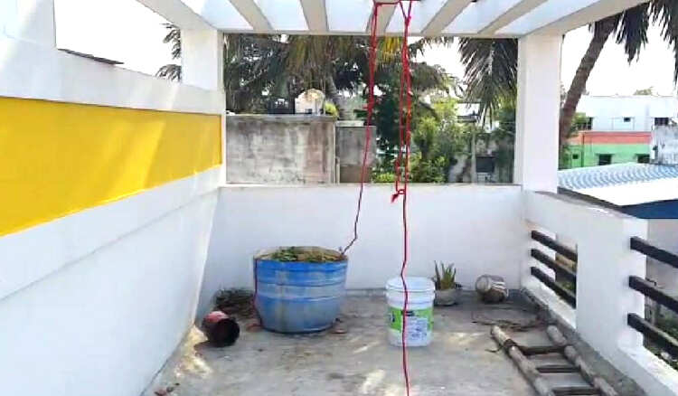 குடும்ப பிரச்சனையால் மொட்டை மாடியில் தூக்கிட்டு தற்கொலை செய்து கொண்ட தாயும், மகளும்!!