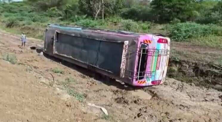 தனியார் பேருந்து தலைக்குப்புற வயலில் விழுந்து கோர விபத்து.. பயணிகளுக்கு நேர்ந்த சோகம்!