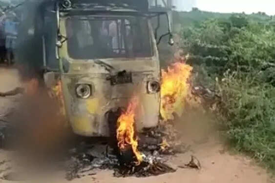 ஆட்டோவின் மீது அறுந்து விழுந்த மின்கம்பியால் பெரும் தீவிபத்து!! 8 பேர் உடல் கருகி பலி!!