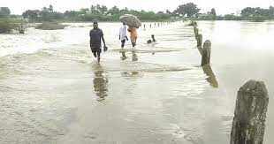 நீரில் மூழ்கிய தரைப்பாலங்கள்!! 20 க்கும் மேற்பட்ட கிராம மக்கள் கடும் அவதி!!