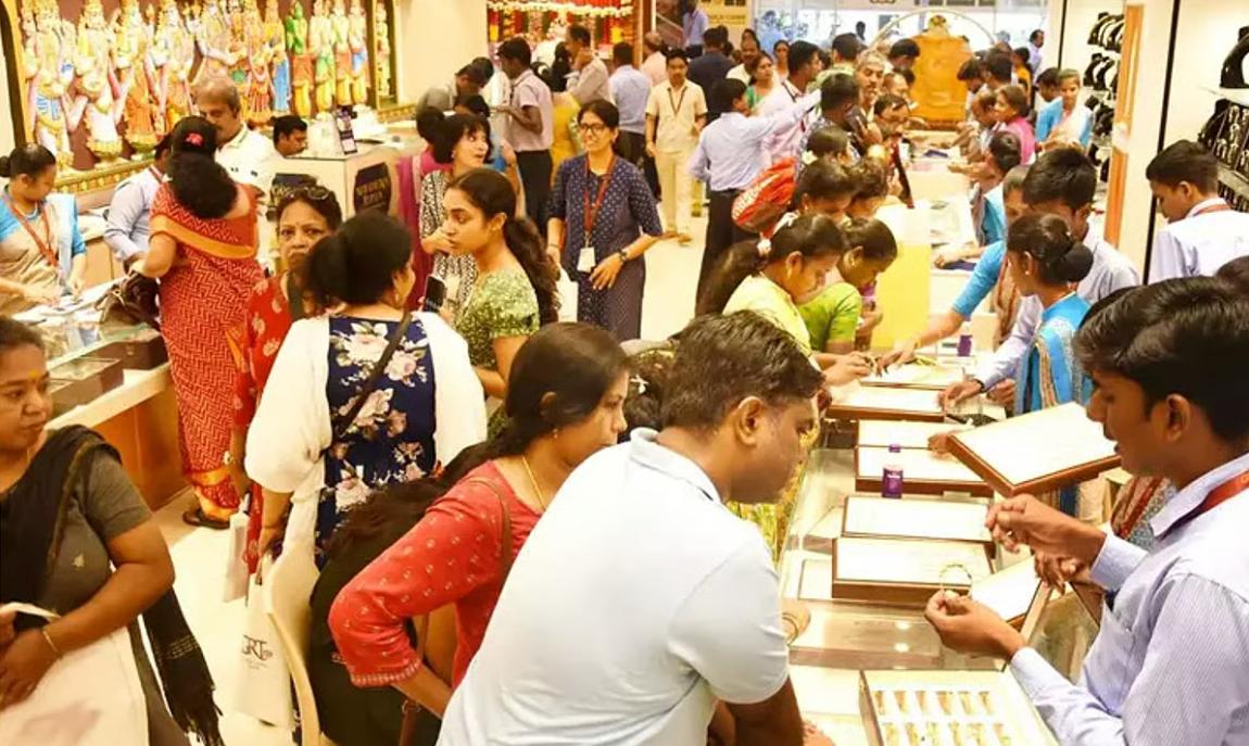 தங்கம் விலை ஏறினாலும் குறையாத ஆர்வம்... அட்சய திருதியை முன்னிட்டு நகைக் கடைகளில் அலைமோதும் மக்கள் கூட்டம்!