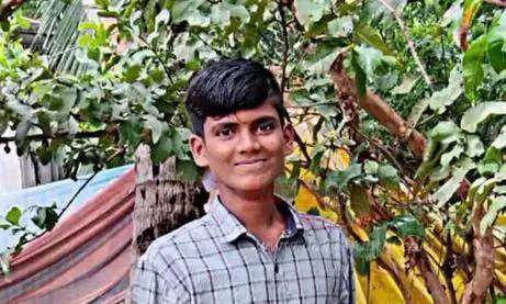 சரக்கு லாரி மோதி சிறுவன் பலி!! சாலையை கடக்க முயன்ற போது பரிதாபம்!!