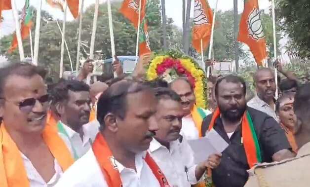 மலர்வளையம் வைத்து முக்காணி பாலத்திற்கு முதலாமாண்டு நினைவஞ்சலி... பாஜகவினர் 54பேர் கைது!