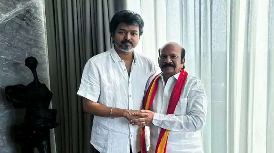 பழைய திமுகச் செயலாளர் வி.எஸ்.பாபு, தவெகவில் இணைந்தார்!