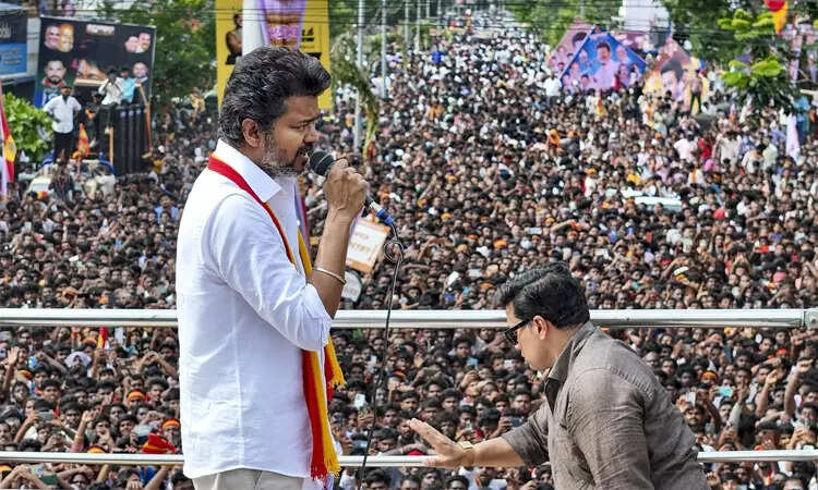 தவெக நிர்வாகிகள் மீது வழக்குப்பதி.. விஜய் பிரசாரத்தில் விதிமீறல்கள்!