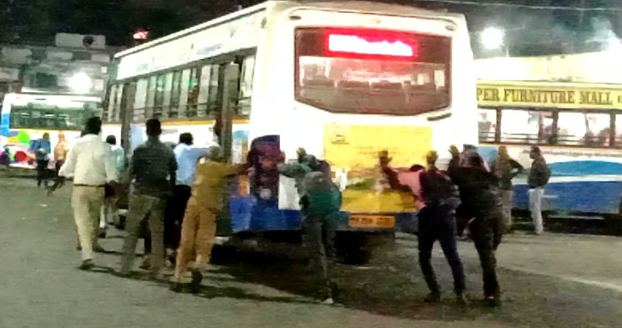 அரசு பேருந்தை பயணிகள் தள்ளிச் சென்ற அவலம்!