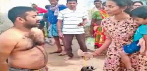 கணவரை கம்பத்தில் கட்டி வைத்து செருப்பால் அடித்த மனைவி!