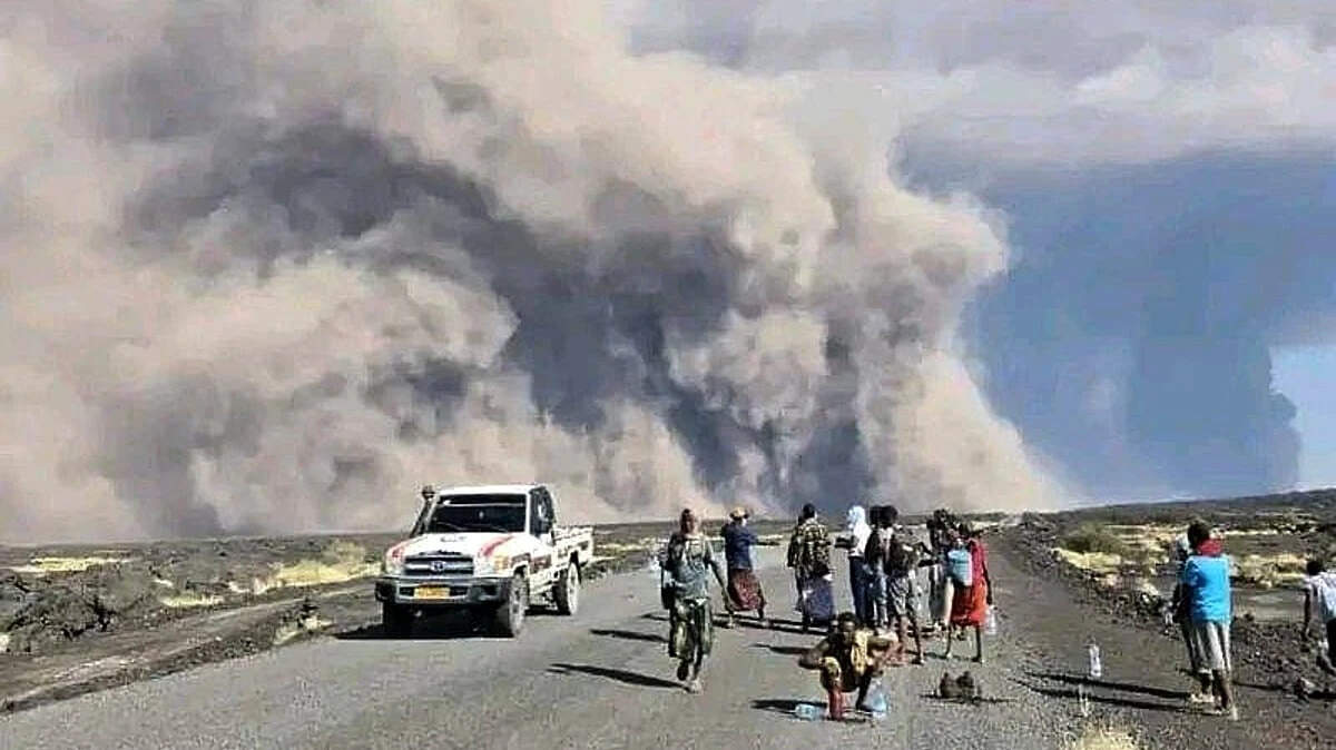 எரிமலை வெடிப்பு... கண்ணாடி துகளுடன் நகரும் சாம்பல் மேகங்கள்... விமான சேவை பாதிப்பு!