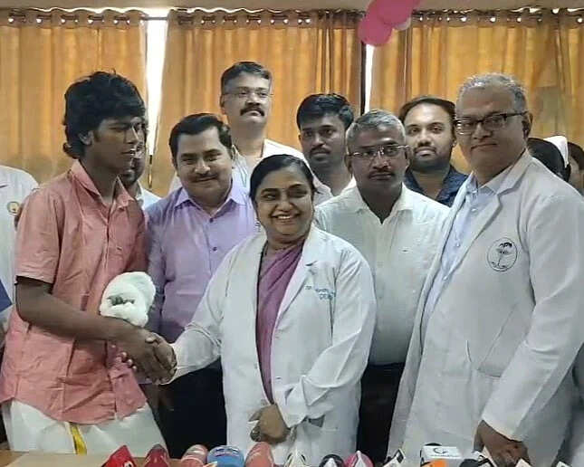 சாதனை... துண்டிக்கப்பட்ட கையை மீண்டும் வெற்றிகரமாக பொருத்திய அரசு மருத்துவர்கள்!