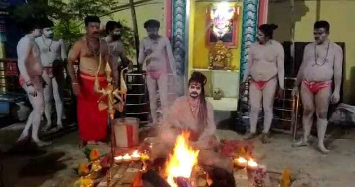 நள்ளிரவில் அகோரிகள் நடத்திய சிவராத்திரி பூஜை.. பெண் அகோரிகளும் பங்கேற்பு!