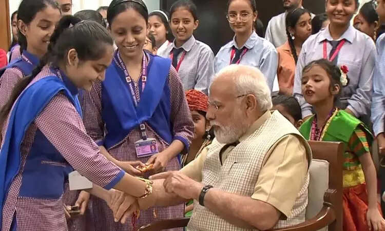 வீடியோ... மோடி பள்ளிக் குழந்தைகளுடன் ரக்‌ஷா பந்தன் கொண்டாட்டம்!!