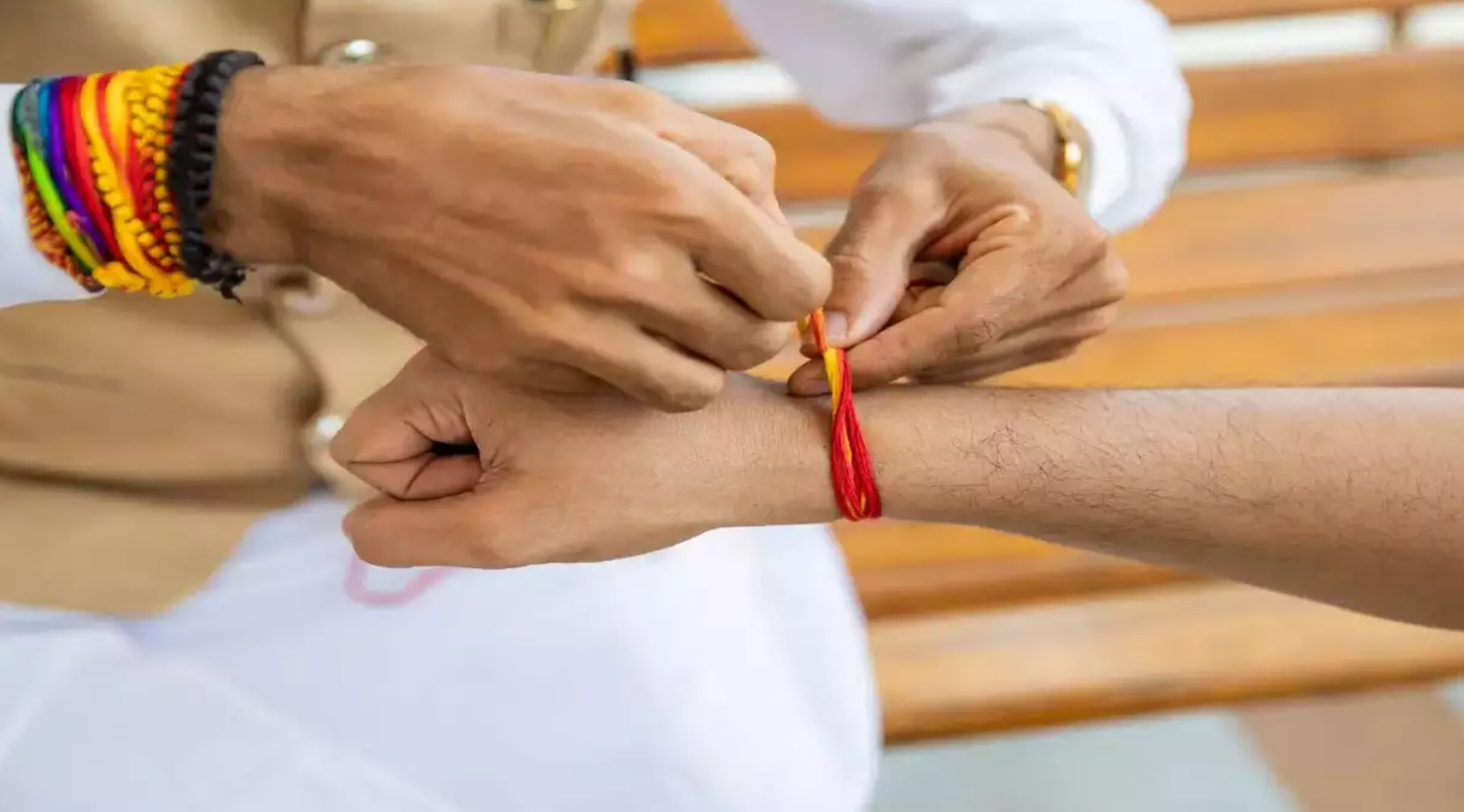 மாணவர்கள் கைகளில் வண்ணக் கயிறுகள் அணிய தடை!