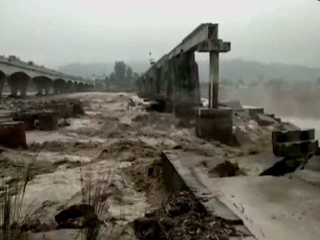 கனமழை! ஆற்றில் நொறுங்கி விழுந்த மேம்பாலம்! வீடியோ!