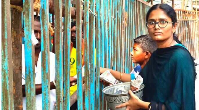 நெகிழ்ச்சி... ”நம்ம ஊருக்கு வந்தவங்க பட்டினி கிடந்தால் நல்லா இருக்காது”.. ஜல்லிக்கட்டு திடலில் இலவசமா டீ, காபி, டிபன்... !