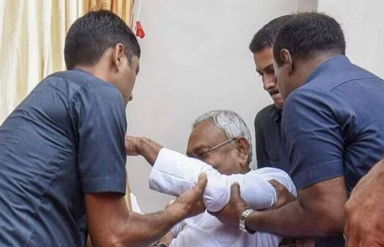 அதிர்ச்சி வீடியோ... தடுமாறி விழுந்த முதல்வர்!!