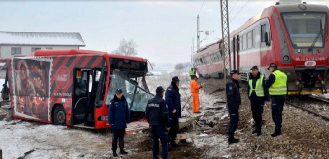 பகீர் வீடியோ!! தடம் புரண்ட சரக்கு ரயில்!! விஷ வாயு கசிந்து 51 பேர் கவலைக்கிடம்!!