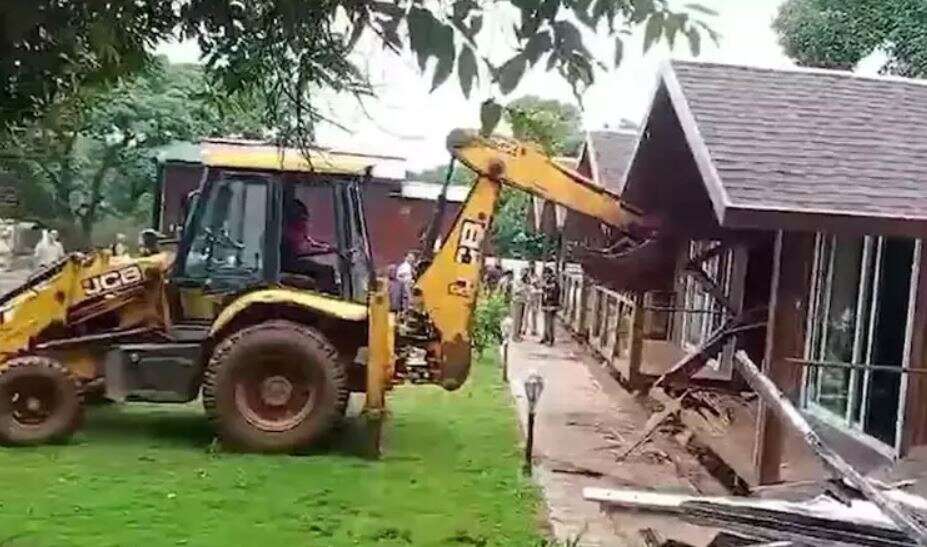 புனே விபத்து.. சிறுவனின் தந்தைக்கு சொந்தமான ஹோட்டலை இடித்து தள்ளிய அதிகாரிகள்!