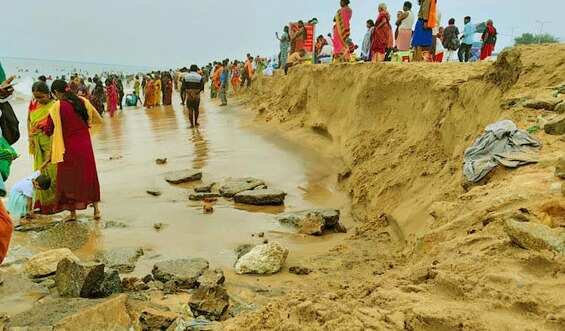 திருச்செந்தூர் கடற்கரையில் கடல் நீர் 80 அடி உள்வாங்கல் !