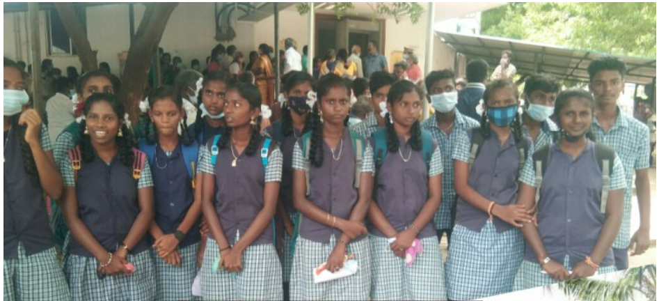 தலைமைஆசிரியர் மீது புகார் அளித்த அரசுப் பள்ளி மாணவிகள்!! பகீர் பிண்ணனி!!