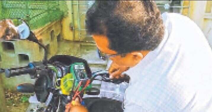 அசத்தல்... பைக் அதிர்வில் இருந்து மின்சாரம்... பொறியாளர் சாதனை!