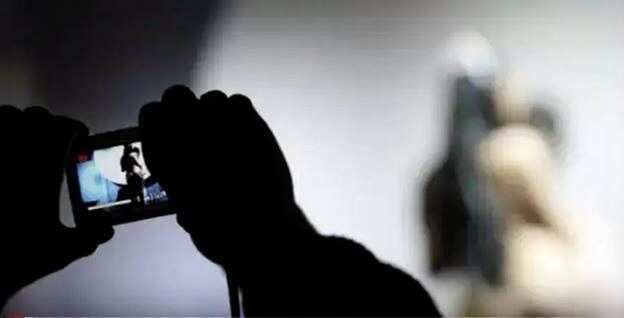 'லிவ்-இன்' ரிலேஷன்ஷிப்பில் பயங்கரம்... ஆபாச வீடியோவைக் காட்டி இளம்பெண்ணை மிரட்டிய வாலிபர்!