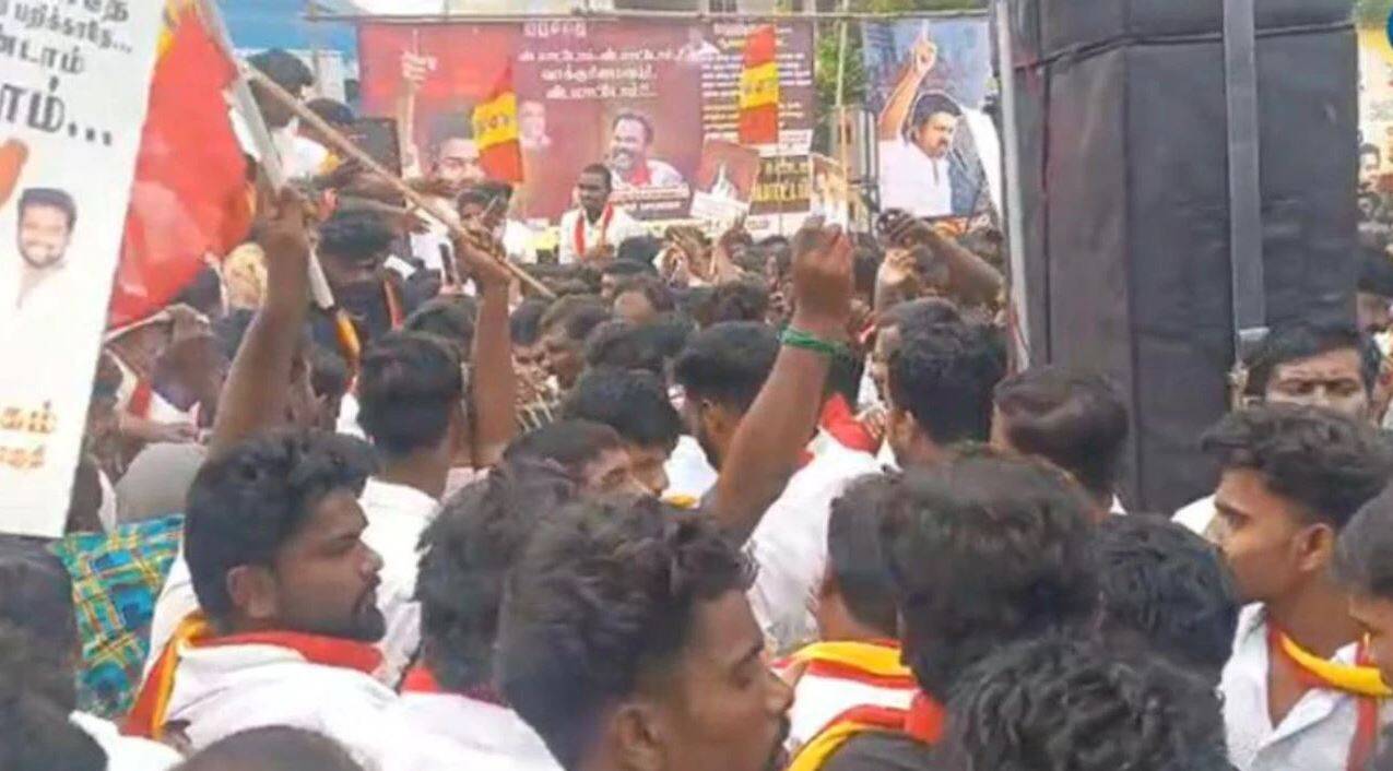 மதுரை தவெக ஆர்ப்பாட்டத்தில் தள்ளுமுள்ளு.. கூட்டநெரிசல்!