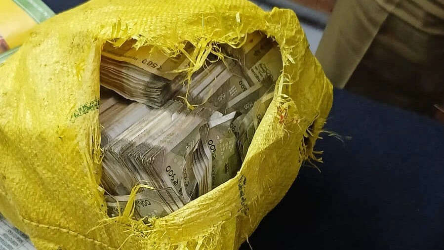 சாலையில் கிடந்த ரூ.17.5 லட்சம் பணம் ... பெண் ஒப்படைத்ததால் காவல்துறை பாராட்டு!