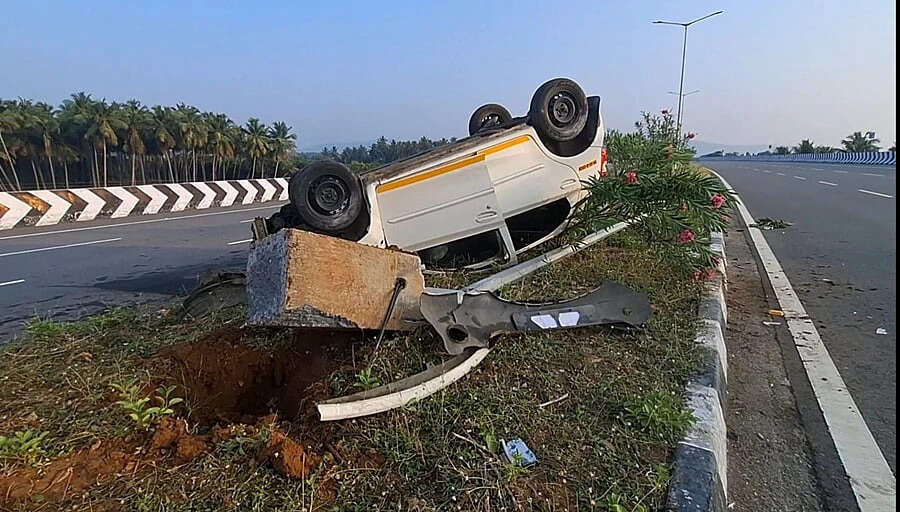 பெரும் சோகம்... மின் கம்பத்தில் மோதி சாலையில் கவிழ்ந்த கார்!