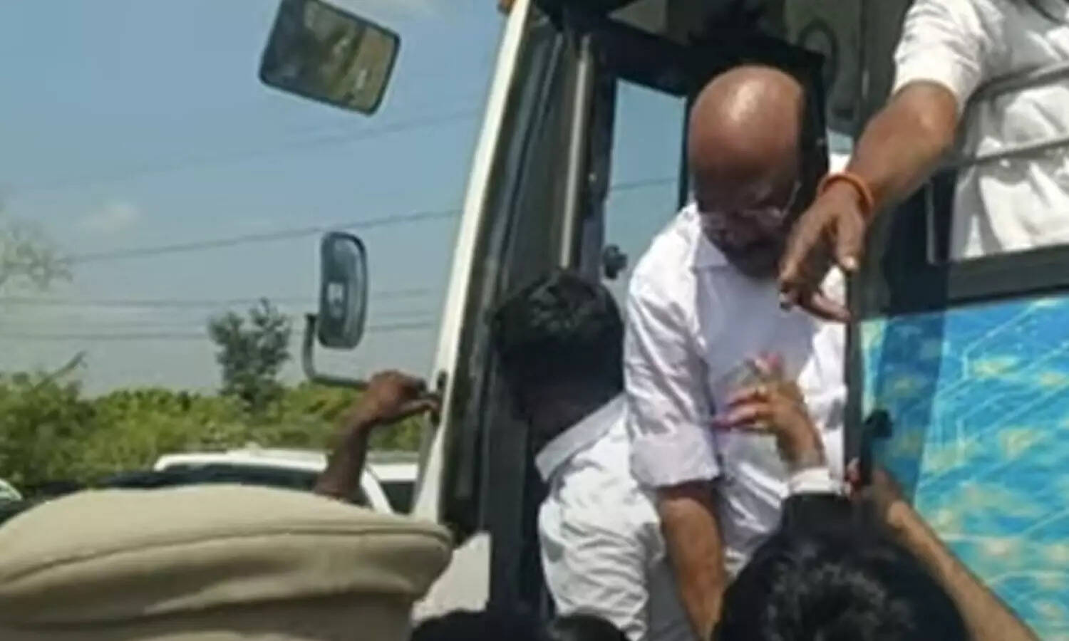 முன்னாள் அதிமுக அமைச்சர் ஜெயக்குமார் திடீர் கைது!