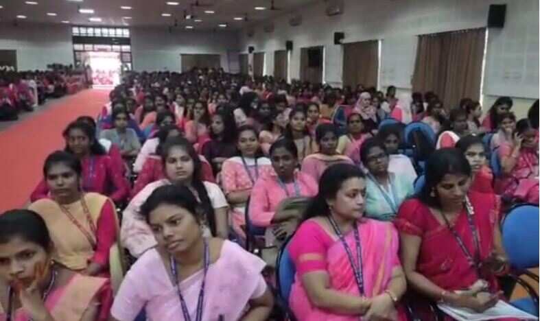 எஸ் ஆர் எம் கல்லூரி மாணவிகளின் 