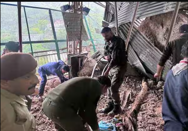 வைஷ்ணவி தேவி கோவிலில் பாதையில் நிலச்சரிவு; தமிழர் உட்பட 2 பேர் பலி !