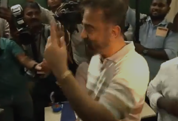 நீண்...ட வரிசையில் காத்திருந்து கமலஹாசன் வாக்குப்பதிவு... வைரல் வீடியோ!