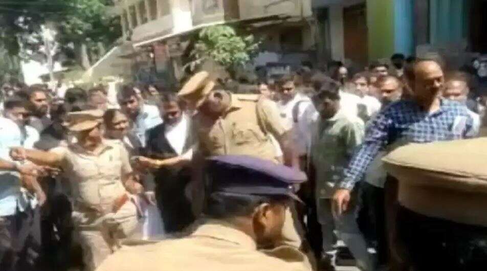 தாயுடன் தகாத உறவு... ஆட்டோ ஓட்டுநரை கோடாரியால் வெட்டிய சிறுவன்... மகன் நிலையைக் கண்டு தாயும் உயிரிழப்பு!