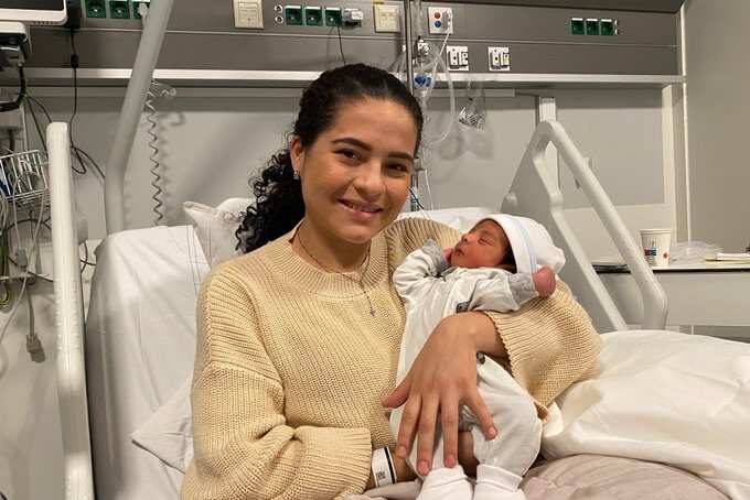 கர்ப்பமானதே தெரியாது!! விமானத்தில் நடுவானில் குழந்தை பெற்ற பெண்!!