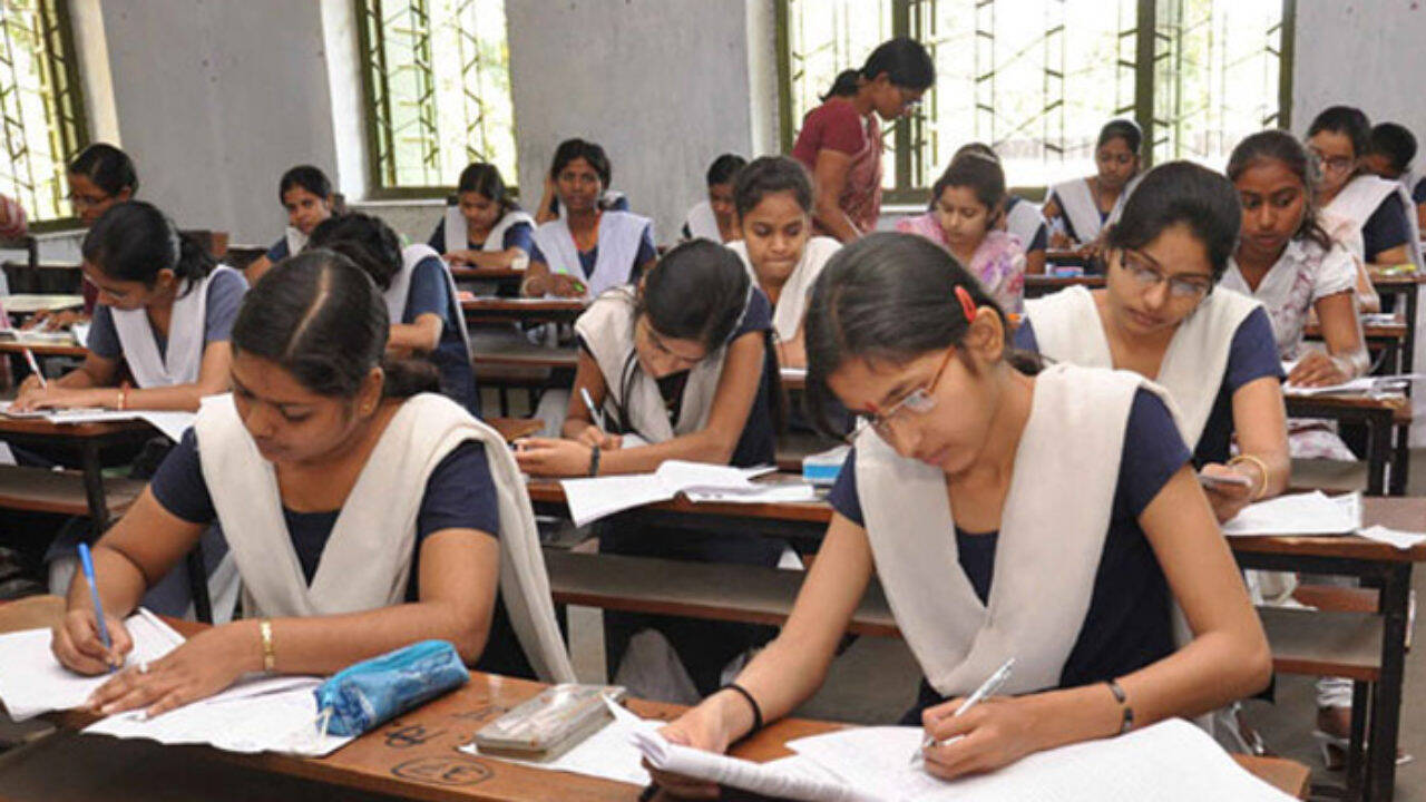 சஸ்பெண்ட்!! பொதுத்தேர்வில் காப்பி அடிக்க உதவிய 5 ஆசிரியர்கள்!!